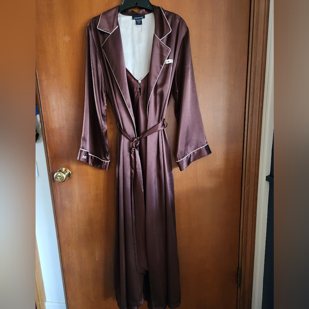Luxurious Jones New York satin-like bedroom gown and Robert set